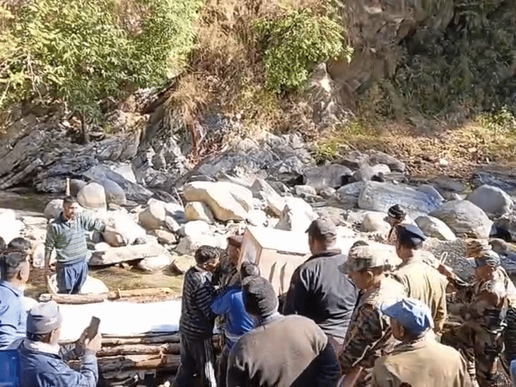 Agniveer Deepak Singh Martyred in Poonch: Nation Mourns Loss | पंचतत्व में विलीन हुए उत्तराखंड के अग्निवीर दीपक: चचरे भाई ने दी मुखाग्नि; LOC पर ड्यूटी के दौरान लगी थी 4 गोलियां – Champawat News