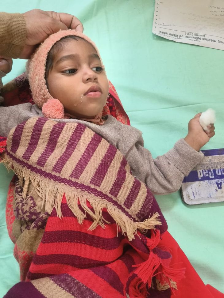 The young man fled, leaving the sick child in the care of two young men. | बीमार बच्चे को दो युवकों के भरोसे छोड़कर भागा युवक – jhalawar News