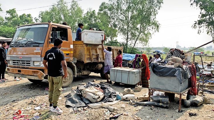 People living in camps for a long time were shifted elsewhere. | लंबे समय से डेरा डालकर रह रहे लोगों को अन्यत्र किया शिफ्ट – Baran News