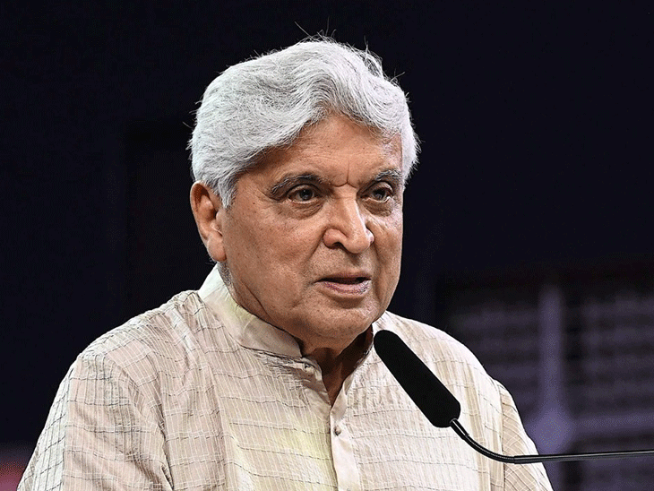 जावेद अख्तर बोले - धर्मेंद्र ने मुझसे माफी मांगी थी:बताया- मैं असिस्टेंट था, फिर भी धरम जी ने गलती पर डांटा नहीं