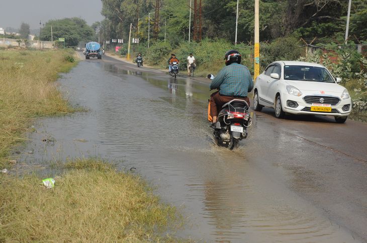 Waterlogging on Abohar Road due to overflow of Khala, causing ...