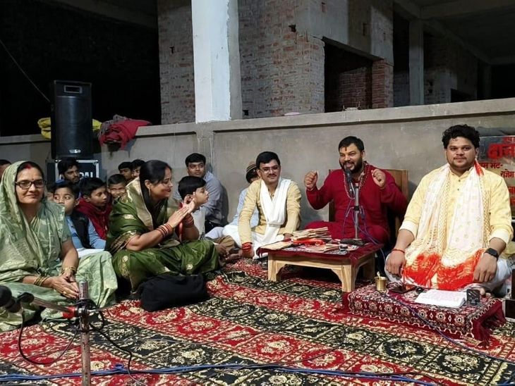 Sunderkand recitation at the hut of Shripati Peeth Baba Bihari Das ...