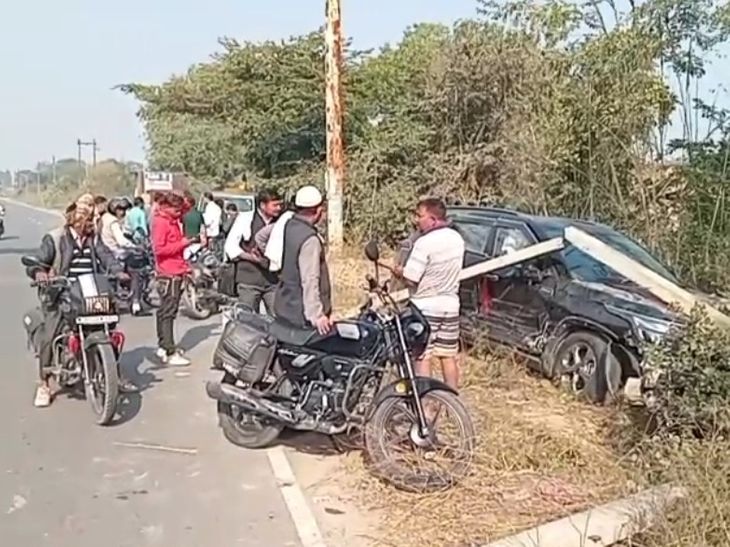 Uncontrolled car hits electric pole in Patiali | पटियाली में अनियंत्रित ...