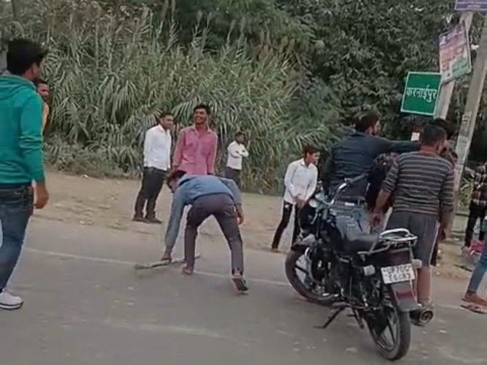 Fight between two parties in Prayagraj