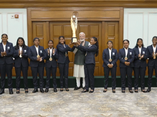 विश्व चैंपियन भारतीय महिला ब्लाइंड टीम ने की मोदी से मुलाकात: उन्होंने उन्हें हस्ताक्षरित बल्ला दिया; प्रधानमंत्री का स्वागत लड्डू खिलाकर किया गया