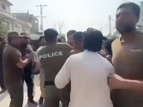 Khyber Province CM beaten up in Pakistan | पाकिस्तान में खैबर प्रांत के CM को पीटा: सेना के आदेश पर पुलिस ने लात-घूंसे चलाए; इमरान के समर्थन में प्रदर्शन करने पहुंचे थे