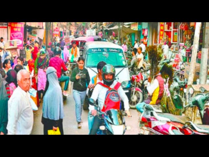 Despite the bypass, there is a jam in Ghiror market. | घिरोर बाजार में ...