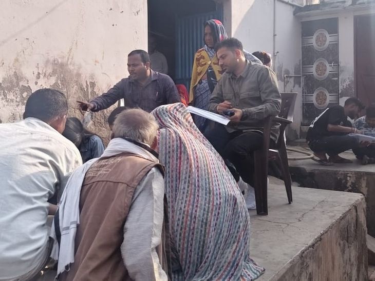 Supply Inspector gave instructions to ration dealers in Mathura.