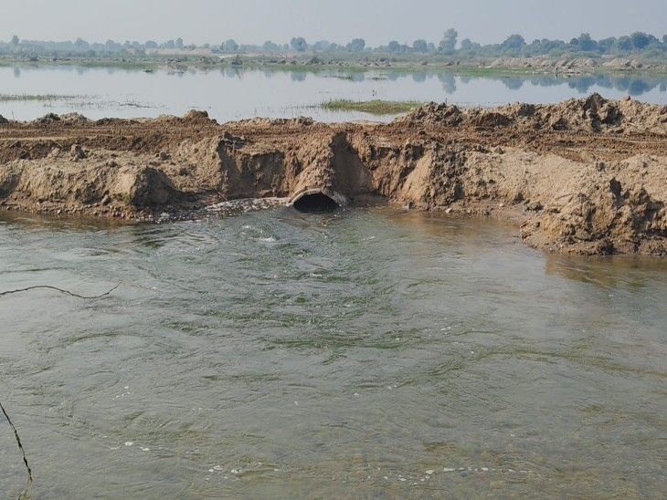 Banas river is deteriorating due to haphazard gravel mining | बनास नदी में बजरी खनन, नियमों की उड़ा रहे धज्जियां: प्राकृतिक जलधारा मोड़ी, ग्रेवल सड़क बना रहे, LNT मशीनों से कर रहे खनन – Tonk News