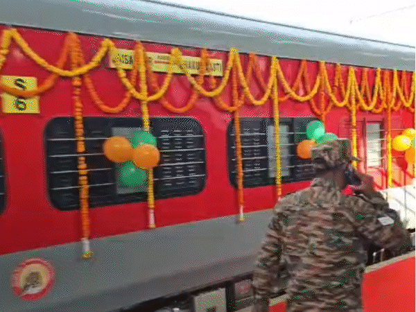 स्वर्णनगरी सुपरफास्ट एक्सप्रेस कल से चलेगी:जैसलमेर-दिल्ली के बीच पर्यटन बढ़ेगा, रेल मंत्री ने दिखाई थी हरी झंडी- INA NEWS