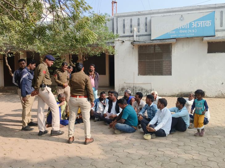Bhim Army staged a sit-in at Azad police station in Neemuch. | नीमच में ...