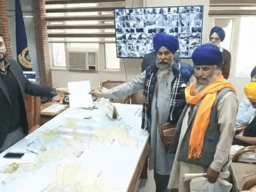 Amritsar Farmers submitted memorandum DC warning of rail blockade protest
