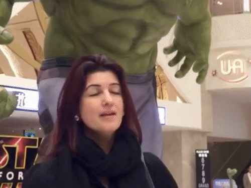 चीटिंग बयान पर ट्विंकल खन्ना ने दी सफाई:बोलीं- मेरा कॉमेंट बस एक मजाक था; अपने टॉक शो में फिजिकल चीटिंग को बताया था सही