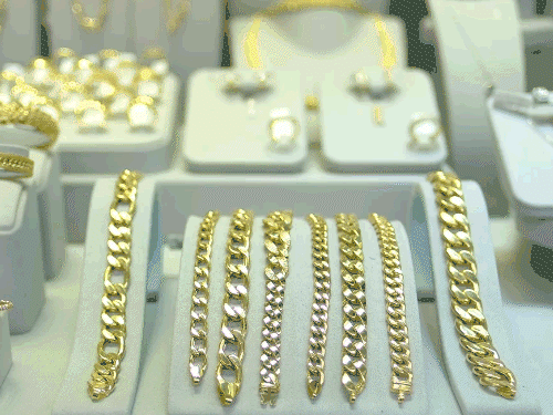 सोने के भाव गिरे, चांदी चमकी: मार्केट में निवेश पर क्या असर? Gold Prices Drop Silver Up news image