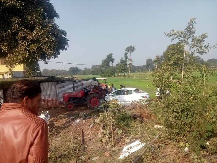 A speeding car collided with an electric pole in Sehore.
