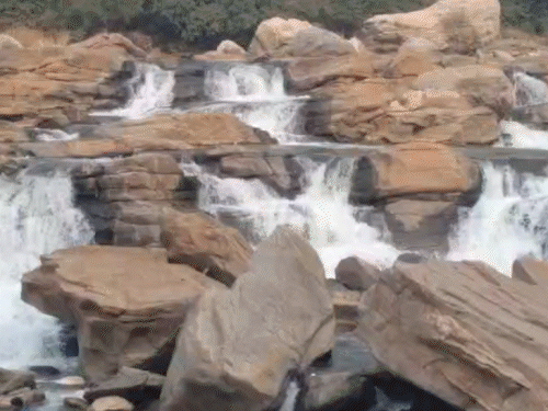 चतरा का तमासिन जलप्रपात, पहुंचने लगे सैलानी:  ‘मिल्क फॉल’ के नाम से भी है यह चर्चित, हर साल बिहार-बंगाल से भी आते हैं पर्यटक – Chatra News