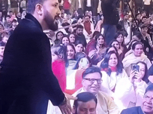 आध्यात्मिक मंच पर मीका सिंह ने CM सैनी से क्या कहा? बॉलीवुड में चर्चा तेज Mika Singh Joins Cm Zirakpur news image