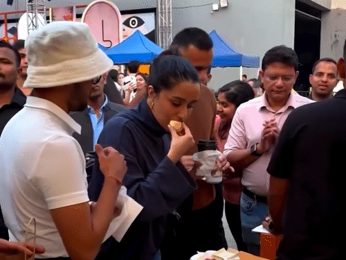 रूमर्ड बॉयफ्रेंड पर पब्लिकली प्यार लुटाती दिखीं श्रद्धा कपूर:भीड़ के बीच राहुल को खिलाई मिठाई, फैंस ने कहा क्यूट कपल