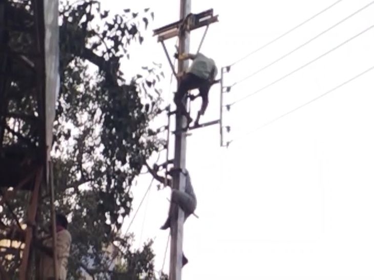A dilapidated pole broke and fell during pole shifting in Balod.