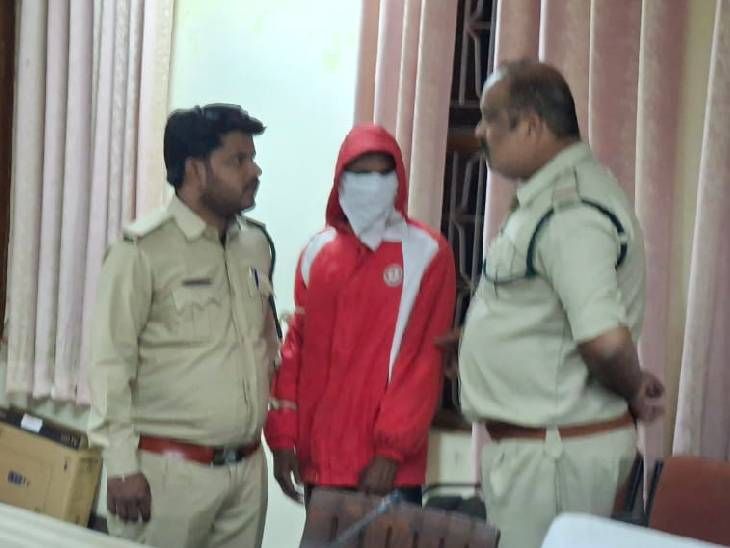 डबल चौकी में तेंदुए की हत्या में एक आरोपी गिरफ्तार:  नाबालिग के मोबाइल के वीडियो ने खोला राज; खेत से बरामद हुए तेंदुए के पंजे – Indore News