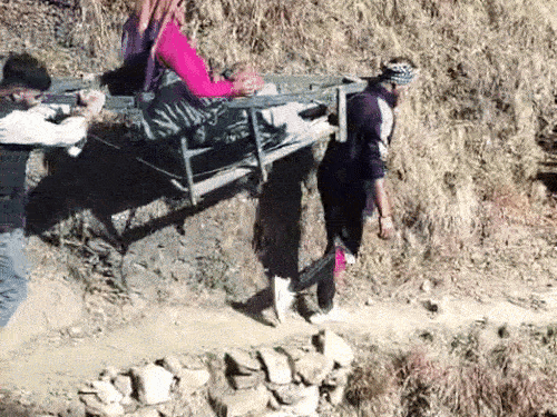 No Roads in Matiuoli Village, Uttarakhand: Sick Woman Carried 5 km on Doli to Hospital | एम्बुलेंस से पहले मरीज ने किया डोली का सफर, VIDEO: कंधों पर लाद युवकों ने 5 किलोमीटर दूर सड़क तक पहुंचाया, खाई में गिरते-गिरते बचे – Bageshwar News