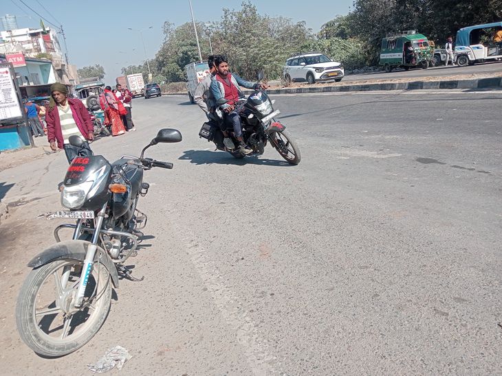 Demand for installation of radium on Nainital Road