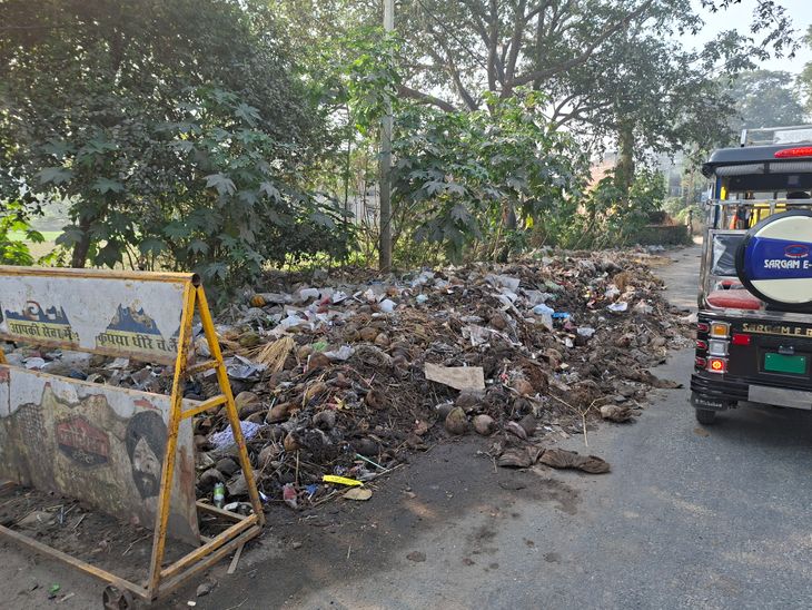 Roadside garbage piles up in Dobhi, disrupting traffic