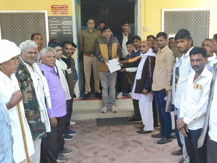 The villagers of Nawan submitted a memorandum to the SDM.