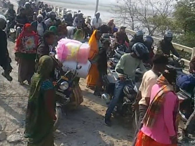 Road blocked by dumping garbage on Tanda bridge
