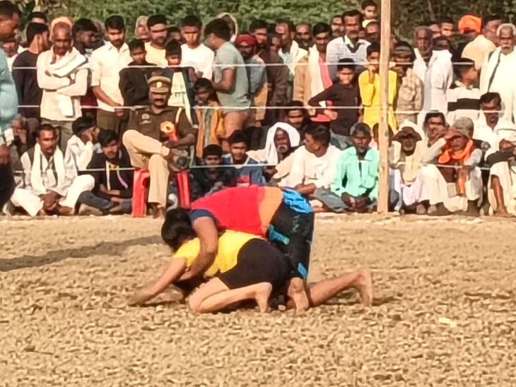Deva Thapa defeated Tiger wrestler to win the prize.