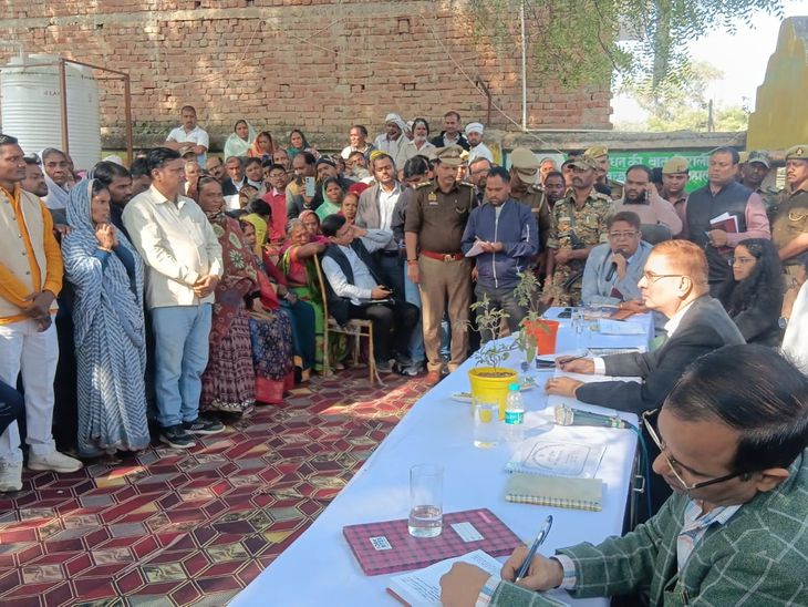 Sonbhadra DM organized a Chaupal in Markundi village.