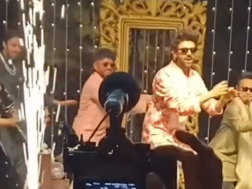 बहन की शादी में भोजपुरी गाने पर नाचे कार्तिक आर्यन:पवन सिंह के हिट गाने लॉलीपॉप लागेलू पर जमकर लगाए ठुमके, वीडियो वायरल