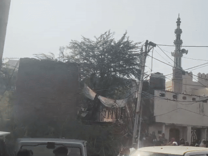 दिल्ली पुलिस और ग्रामीणों में झड़प, VIDEO:नूंह में आरोपी को पकड़ने आई थी, महिलाओं को गाड़ी में बैठाने पर बिगड़ा माहौल- INA NEWS