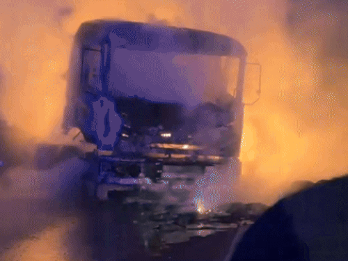 करनाल-असंध रोड पर ट्राला जलकर राख:  ​​​​​​​ड्राइवर ने कूदकर बचाई जान,धान से भरे ट्राले में चिंगारी उठते ही लगी आग – Karnal News