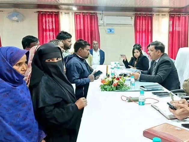 District Magistrate listened to public problems in Tiloi | तिलोई में ...