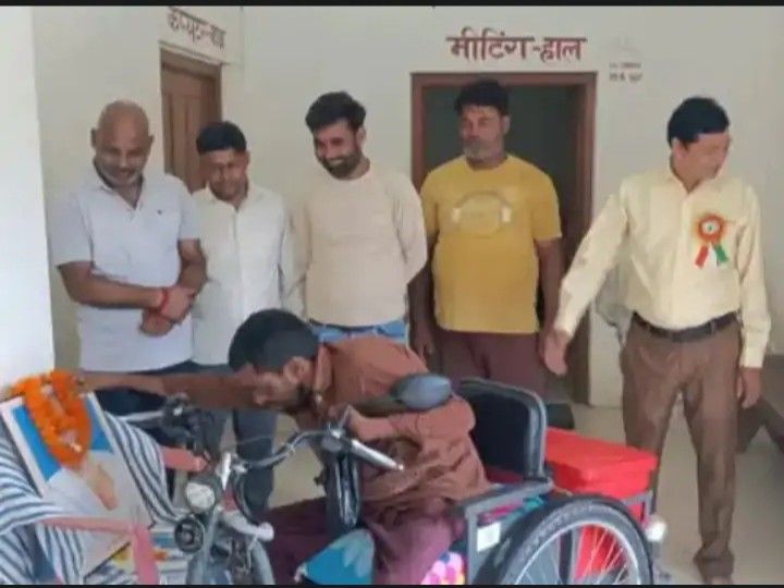 The village head gave a walker rickshaw to a disabled person. | ग्राम ...