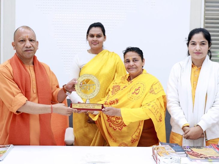 Acharya Rashmi Arya met Chief Minister Yogi Adityanath