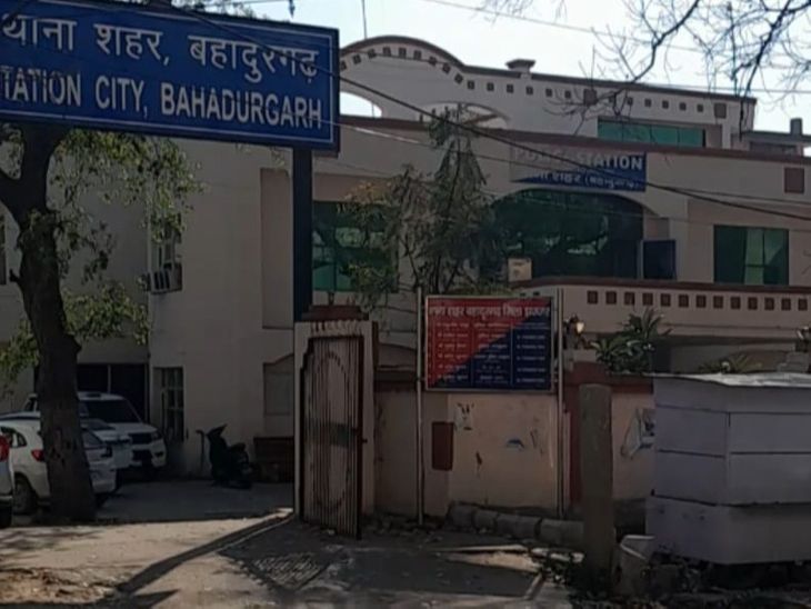 झज्जर सड़क हादसे में बाइक सवार की मौत:ट्रक ने मारी टक्कर, दिल्ली अस्पताल में ड्यूटी पर जाते समय एक्सीडेंट- INA NEWS