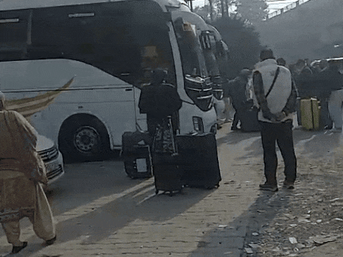 इंडिगो फ्लाइट कैंसिल होने पर टैक्सी की डिमांड बढ़ी:जालंधर से दिल्ली जाने के लिए हो रही बुक, इंडो-कनाडियन स्टैंड पर दिखी भीड़- INA NEWS