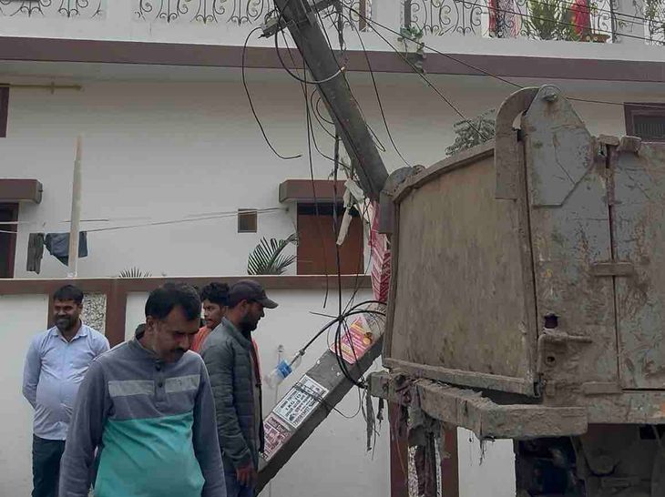 Dumper collides with electric pole in Gorakhpur
