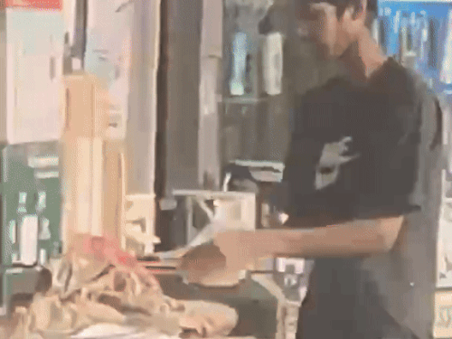 चिकन शॉप में रोटी बनाते वक्त तंदूर में थूका, VIDEO:दुकानदार आधी रात में करनाल से UP भागा; सामान भी समेटा