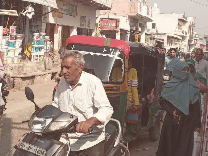 Hours of traffic jam on Jarara Road in Muni village of Arnia