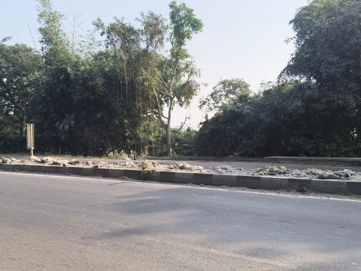 Damaged divider on the highway not repaired