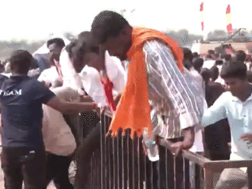 एक्टर विजय की रैली में बंदूक लेकर पहुंचा व्यक्ति:महिलाएं बैरिकेड फांदकर घुसीं; करूर भगदड़ में 41 मौतें हुई थी, उसके बाद पहली जनसभा