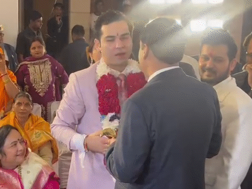 कथावाचक निधि के दूल्हे चिराग घोड़ी पर सवार होकर निकले:गाजियाबाद में आज शादी, ढाई किलो सोना पहनकर पहुंचे कारोबारी