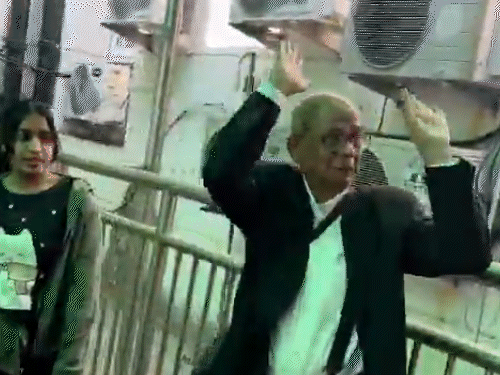 पूर्व चीफ जस्टिस पर जूता फेंकने वाले वकील पर हमला:यूपी के राकेश किशोर को चप्पल से पीटा; लगाए सनातन धर्म की जय के नारे- INA NEWS