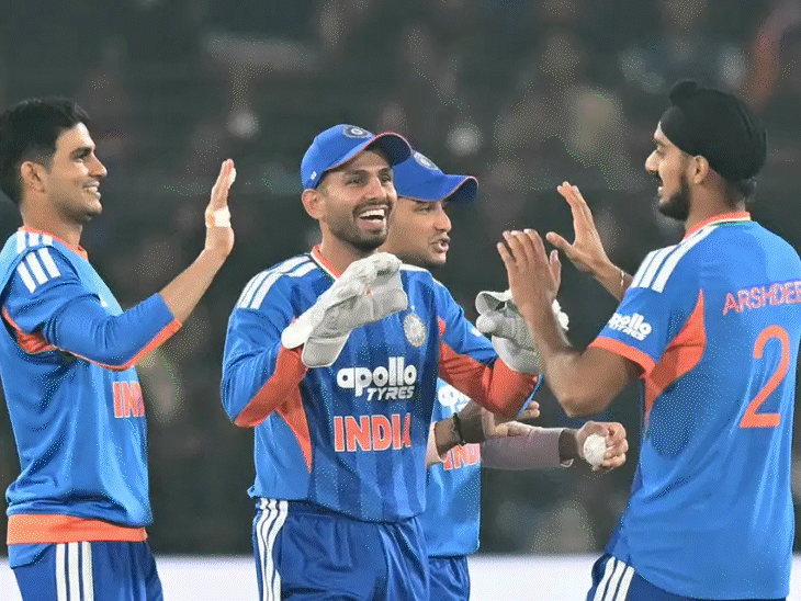 तिलक वर्मा के छक्के ने स्टेडियम छोड़ा:हार्दिक ने छक्के से अपना अर्धशतक पूरा किया, अभिषेक यानसन की गेंद पर कैच आउट हुए; क्षणों