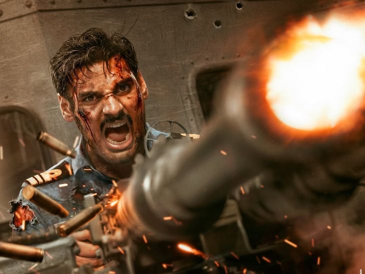 बॉर्डर 2 से अहान शेट्टी का फर्स्ट-लुक जारी:टैंक गन थामे नेवी ऑफिसर लुक में नजर आए, लोगों ने की सुनील शेट्टी से तुलना