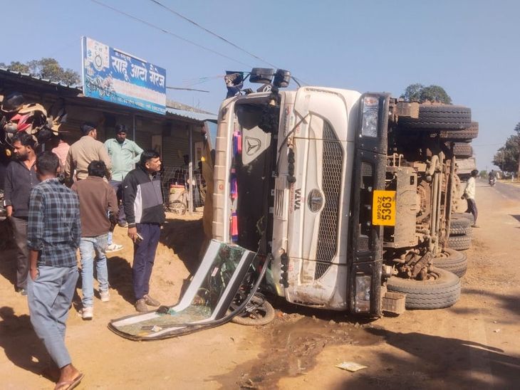 Truck lost control and overturned in Katni, crushing three bikes ...
