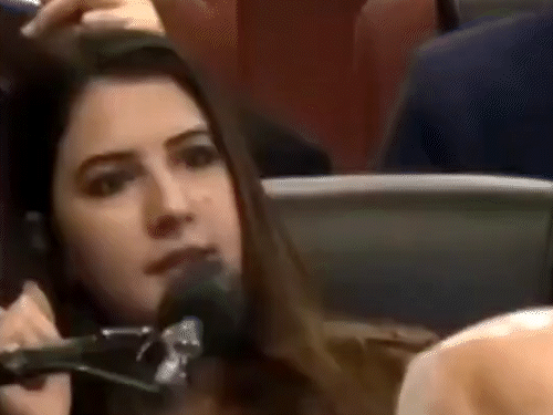 पाकिस्तानी सेना के प्रवक्ता ने महिला पत्रकार को आंख मारी:इमरान खान को लेकर सवाल पूछा था; लोग बोले- ये देश मजाक बन चुका है